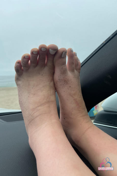 Thin amateur Macy Meadows shows off her tight booty & her yummy vagina lips