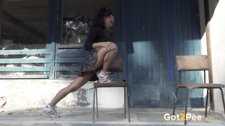 Raven haired babe Gypsy Queen relieves herself