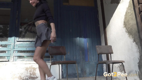 Raven haired babe Gypsy Queen relieves herself