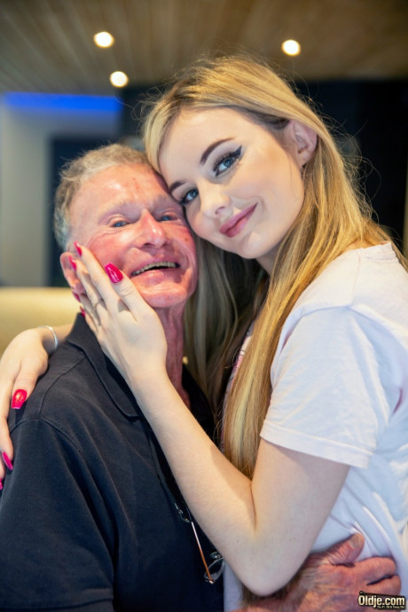 Teenage vixen Baby Kxtten	gets drilled by a tiny grandpa while standing