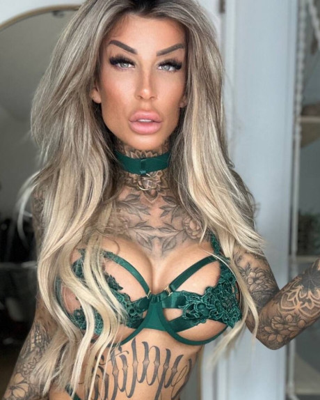 Yellow-haired amateur Jacky Inked poses in green lacy undies in a cute solo