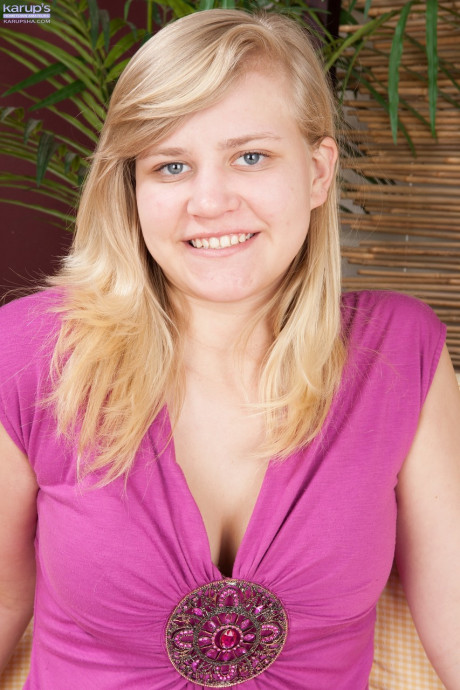 Amateur blondie Roxy Lovette removes her pink dress and flaunts her young cunt