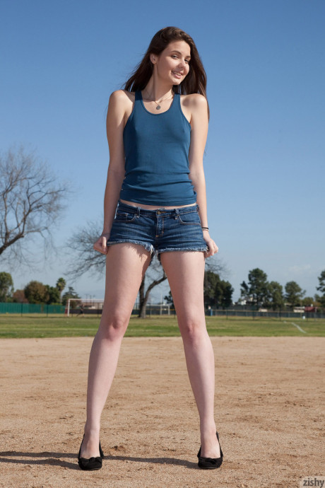 Zishy Lindsay bare