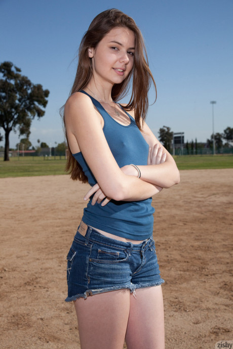 Zishy Lindsay bare