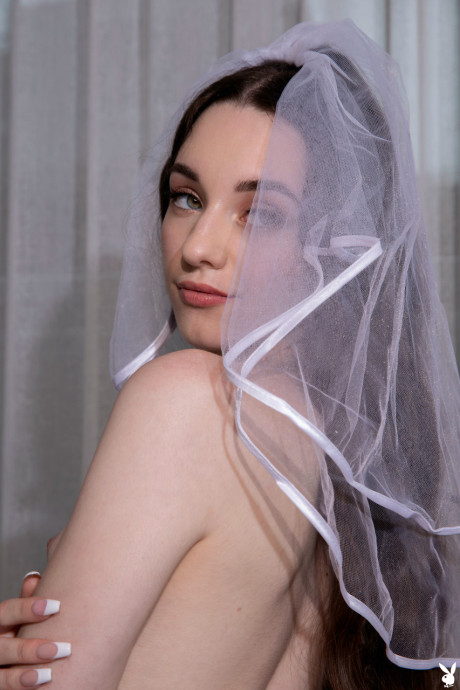 Stunning bride Gia Rae shows off her gigantic butt and her shaved snatch