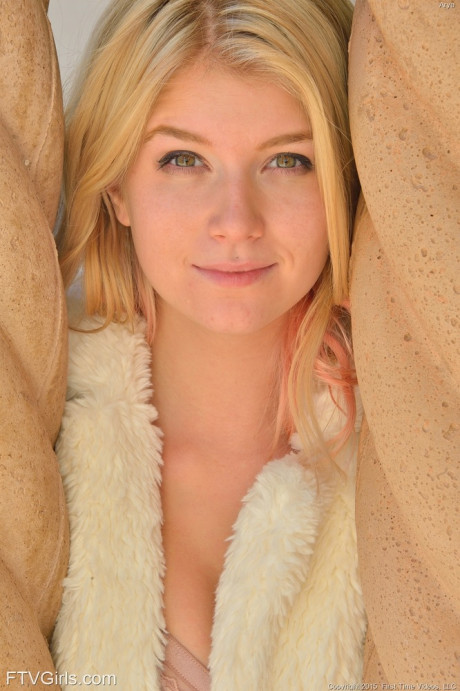 Flexible horny chick stretching nude outdoors to show bald vagina & nice butt