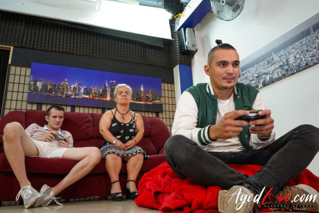 Horny grandma Sara One loves a young young rod on the sofa & takes a facial
