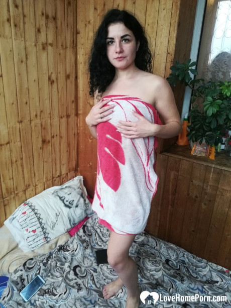 Brunette amateur drops her towel and poses unclothed in her ebony lace panties