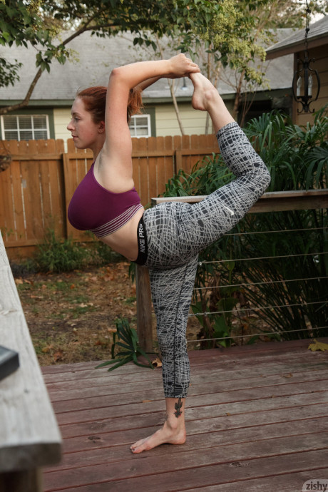 Humongous boobed teen Kelsey Berneray draws on her curvy body after yoga class