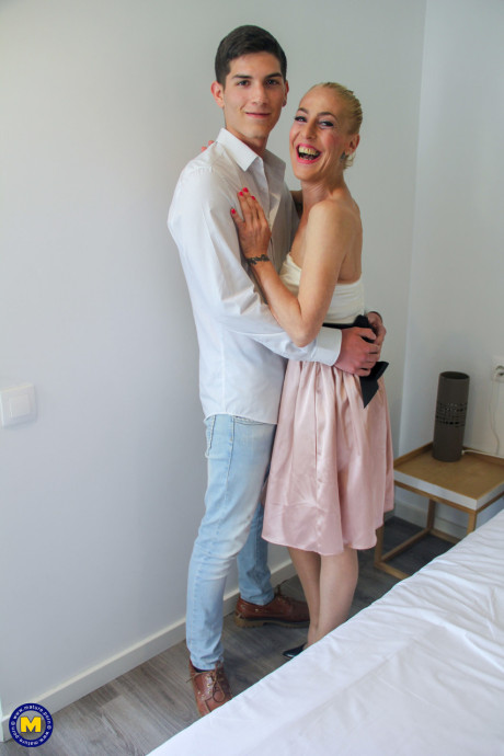 Blondy Italian Yelena Vera tastes sticky sperm after banging petite man BF