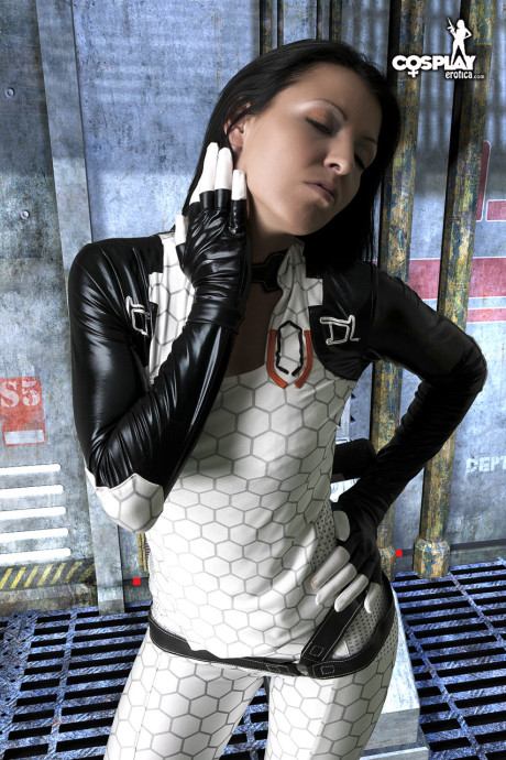 Cosplayer sets her hard body free off of her outfit during solo play