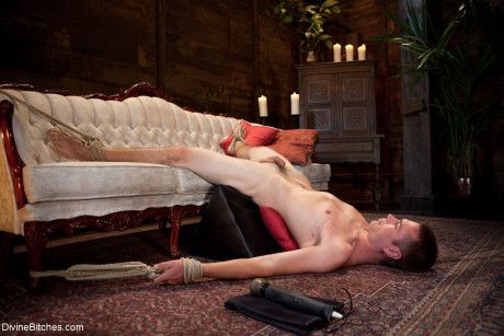 Maitresse Madeline Marlowe sits on her slave's face & makes him lick her holes