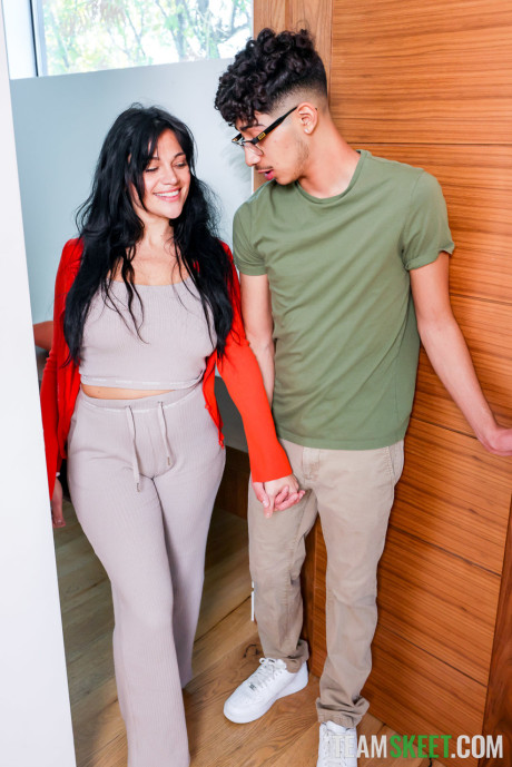 MILFs with huge titties Mona Azar and Bunny Madison screw a nerd in a threesome