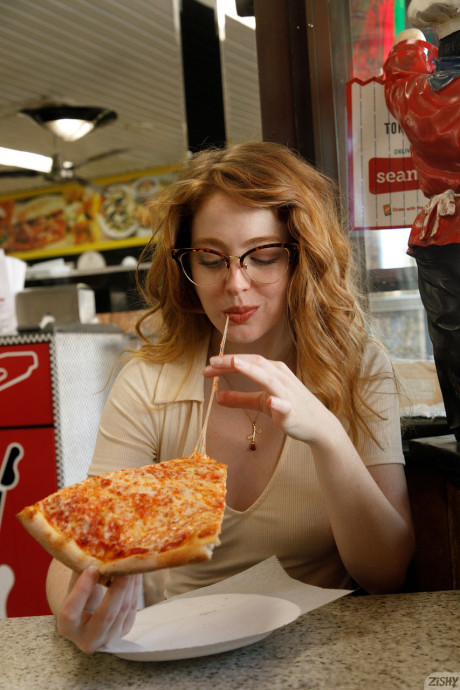 Amateur bombshell Erna O hara shows her round ass & her trimmed bush