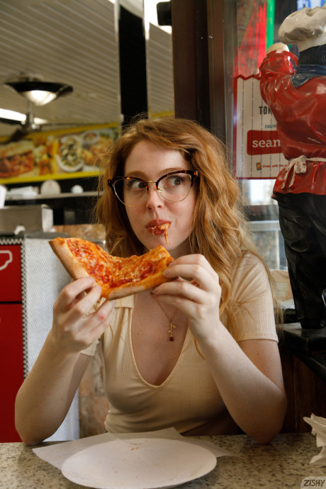 Amateur bombshell Erna O hara shows her round ass & her trimmed bush