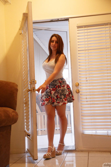 Amateur chick GF chick next door Lanie Morgan shows behind and masturbates before showering