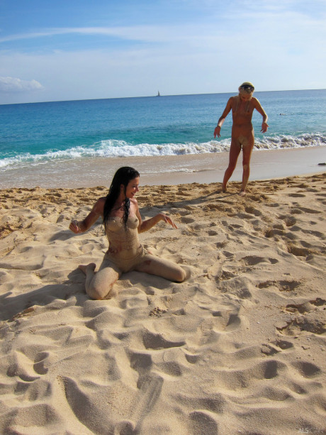Blonde lesbian Bibi Noel & her slutty GFs fool around while undressed at the beach