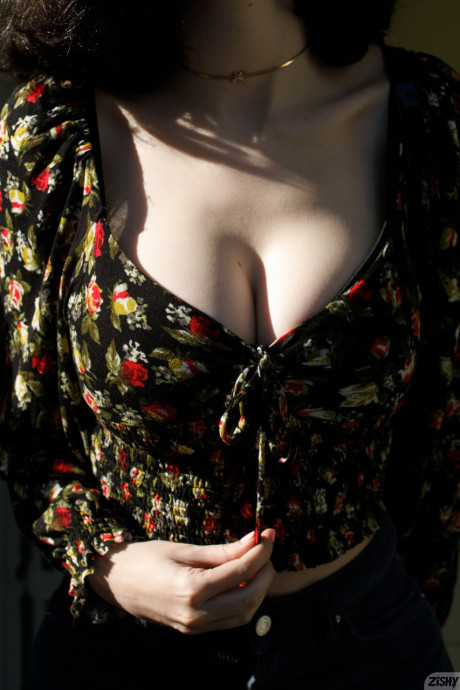 Ukrainian babe Giulia Wylde shows off her juicy natural tits & her large booty