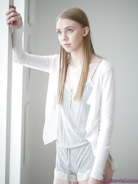 Slender young cutie Abi Grace undressing for naked modeling session