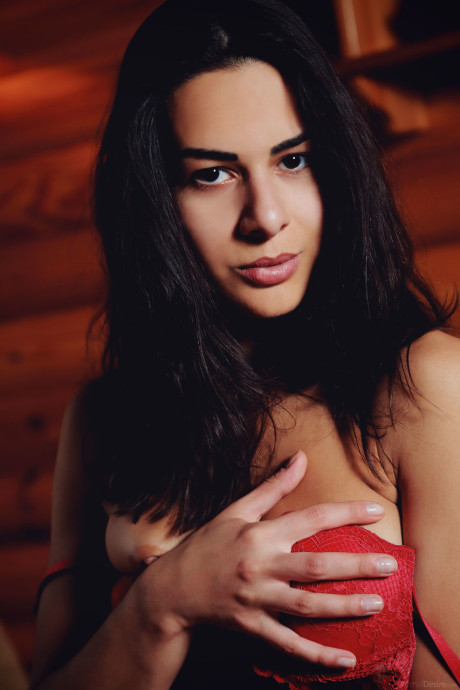 Stunning teenie babe Beth C gently rubs her trimmed vagina in a solo