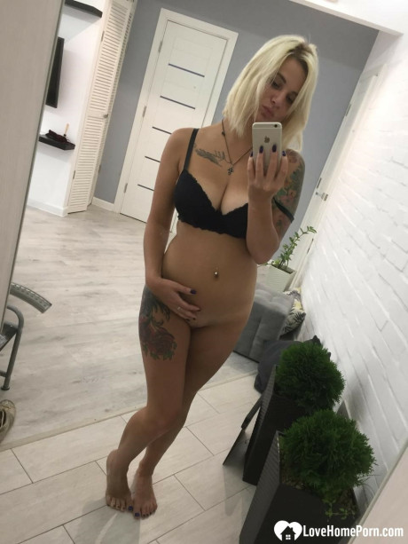 Blondie loses her lingerie & shows her round behind & monstrous tits in the mirror