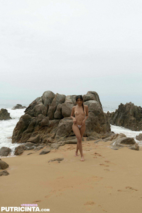 Pretty pretty babe shows off her perfect booty & her small tits at the beach
