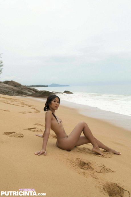 Pretty pretty babe shows off her perfect booty & her small tits at the beach