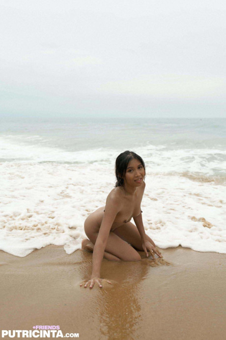 Pretty pretty babe shows off her perfect booty & her small tits at the beach
