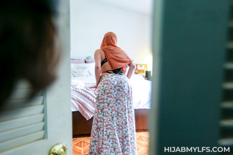 MYLF Elias Cash, Mona Azar