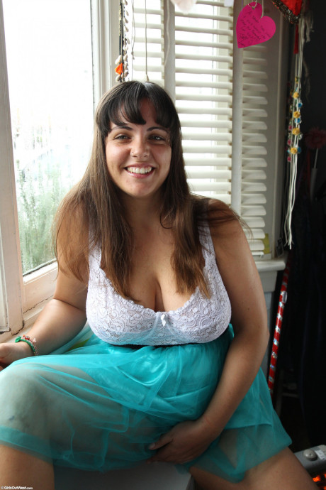 Meaty solo model Margarita uncovers her big naturals before twat play