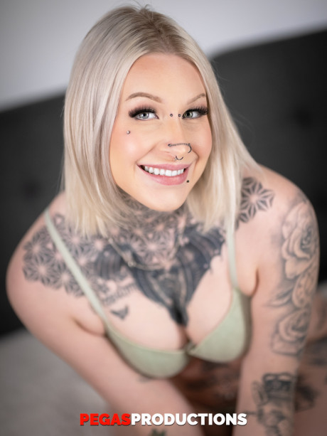 Mom La petite yellow-haired and blondie teen with piercings Princess 69 strip and pose