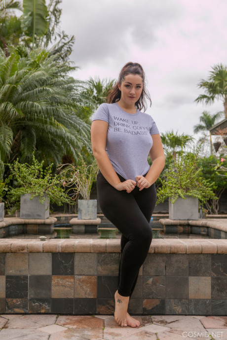 Amateur BBW Lexi Lloyd peels off ebony leggings on her way to standing undressed