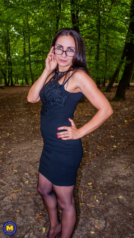 Mom with eyeglasses Anna shows her enormous butt & gives a blowjob in the forest