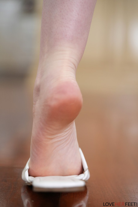 Gorgeous lovely babe Scarlett Sage shows off her charming toes and her massive behind