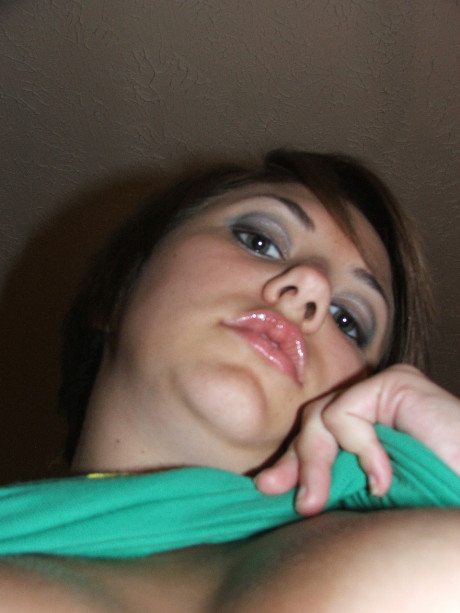 Amateur babe Dee unveils her big natural breasts and poses in a solo