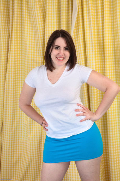 Chubby brunette Beryl Aspen shows off & spreads her silky snatch up close