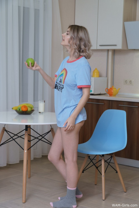 Blondie honey with amazing naturals Eva Elfie gets messy with milk