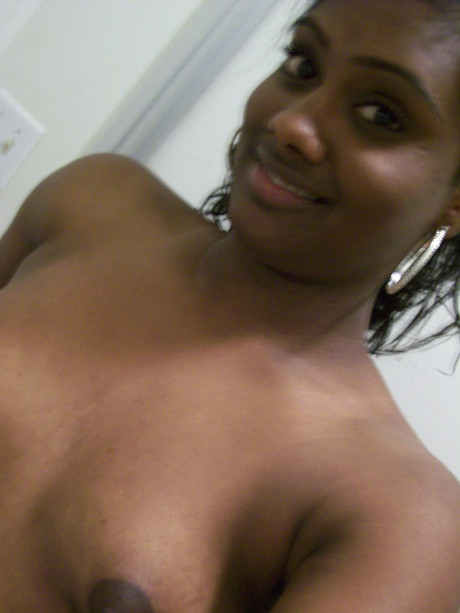 Ebony young Paris takes selfies while showing her enormous booty & puffy nipples