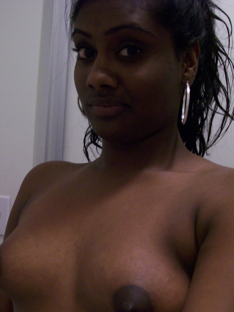 Ebony young Paris takes selfies while showing her enormous booty & puffy nipples