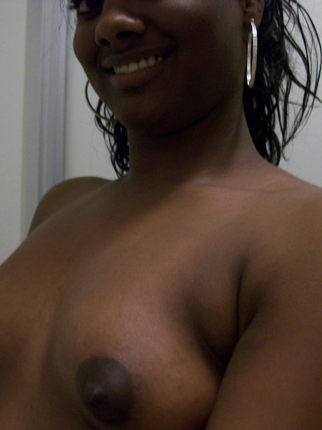 Ebony young Paris takes selfies while showing her enormous booty & puffy nipples