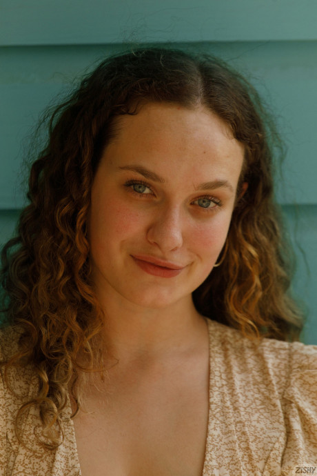 Beautiful curly haired amateur Carrie Barber shows her monstrous behind in panties
