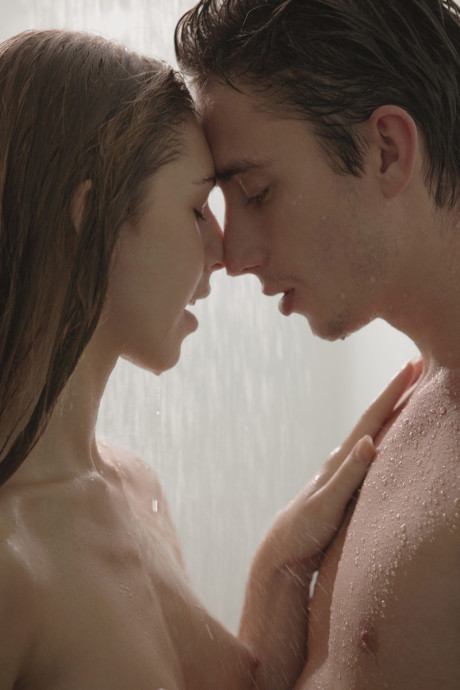 Horny young girl GF girl with a tight butt seduces her stepbrother in the shower