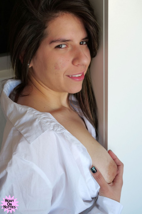 Colombian amateur Julia Montalban gets completely nude while on her bed
