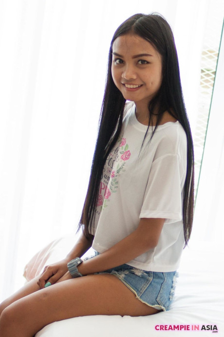 Gorgeous Japanese babe Naam	strips nude and flaunts her great big behind