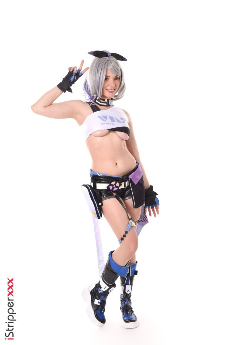 Ravishing platinum blondie cosplayer Eve sweet slips a dildo in her nice vagina