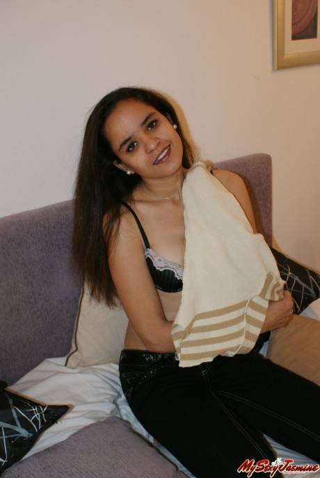 Stunning lovely Indian slut GF chick Jasmine Mathur uncovers her small tits atop a bed