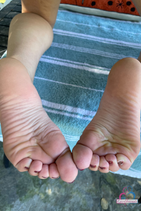 Thin mataeur babe Aften Opal displays her gigantic booty and twat up close