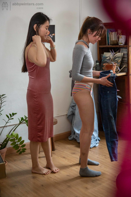Amateur bitches with nice asses Paola G and Zhen dress in lovely outfits