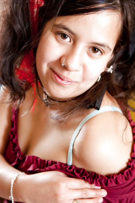 Amateur plumper Nikki S removes lingerie to bare thick belly and breasts