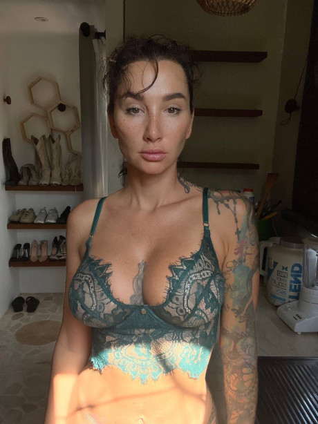 Skinny OnlyFans slut gf broad Angelica Anders shows her lovely cleavage in a solo